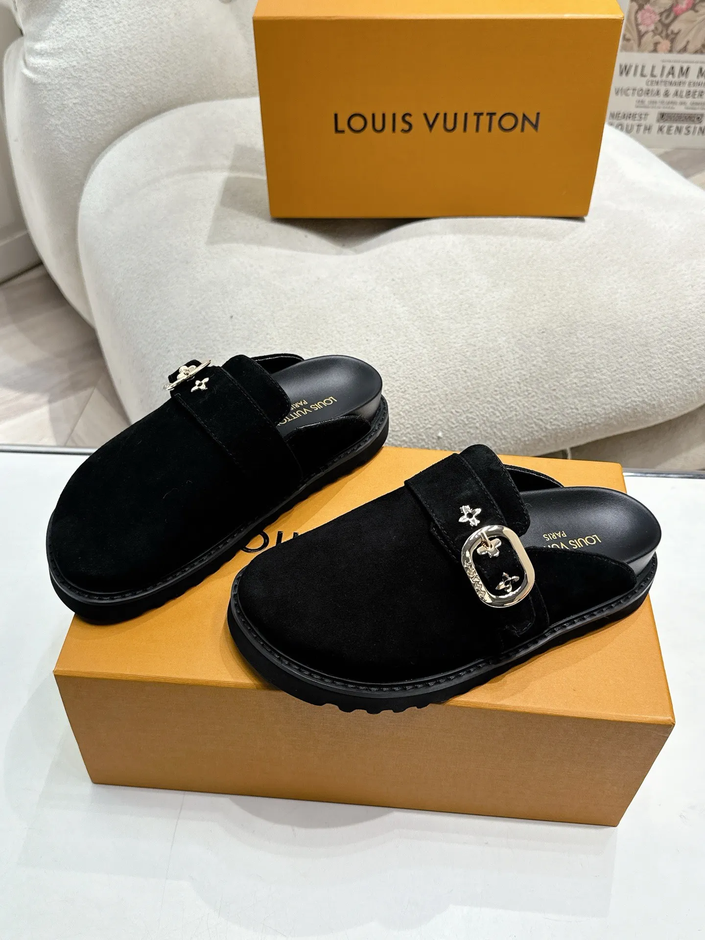👟👟Ex-factory price 520👟👟 /lv new Baotou half-drag winterbreak comfert flat slippers lv letter and monogram floral embellished leather surface, with sheepskin lining, suitable for indoor and outdoor wear. The water table is made of high-density foam material, which is light and comfortable. The sole has a certain thickness and the heightening effect is also good! Boutique size:35-46